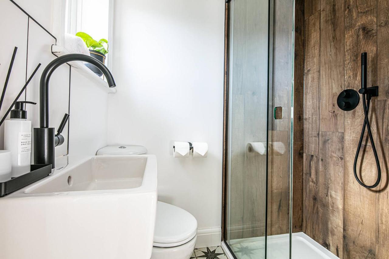 Standard Single En-Suite Room